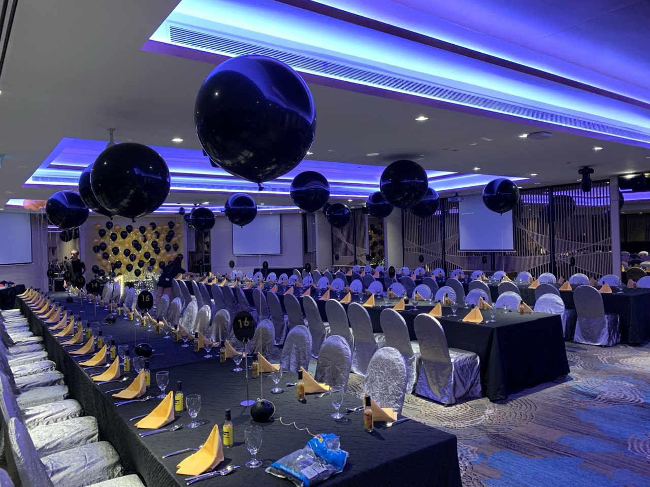 Navy and gold dinner setup with balloon columns
